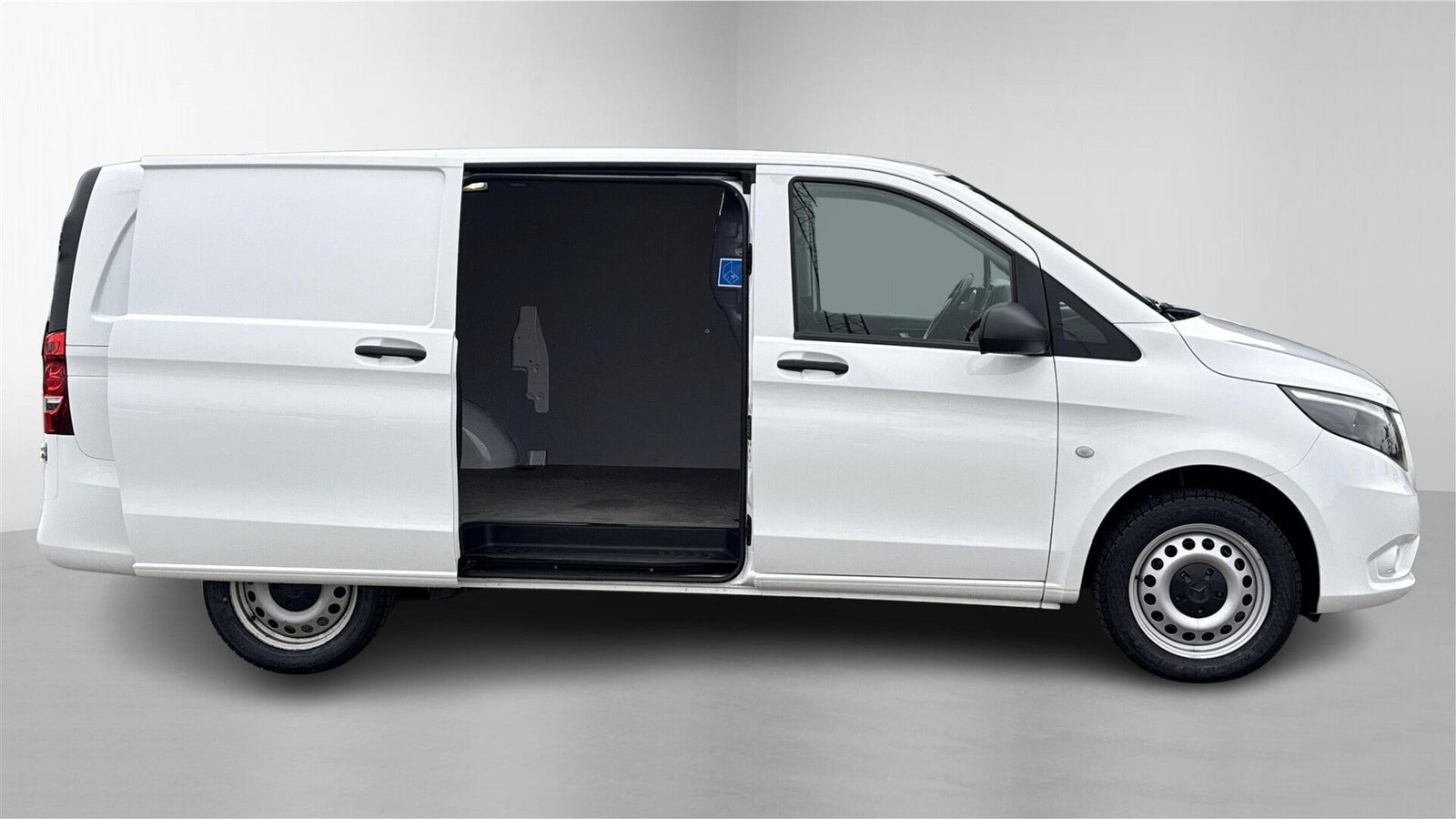 Hvid Mercedes Vito 116 fra 2023