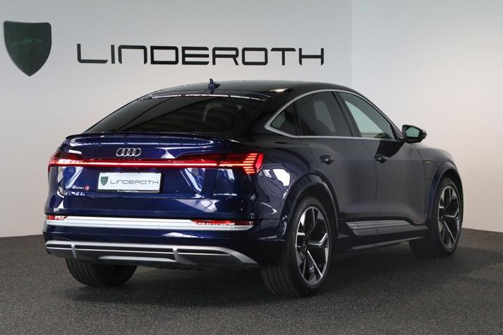 Blå Audi e-tron S fra 2022