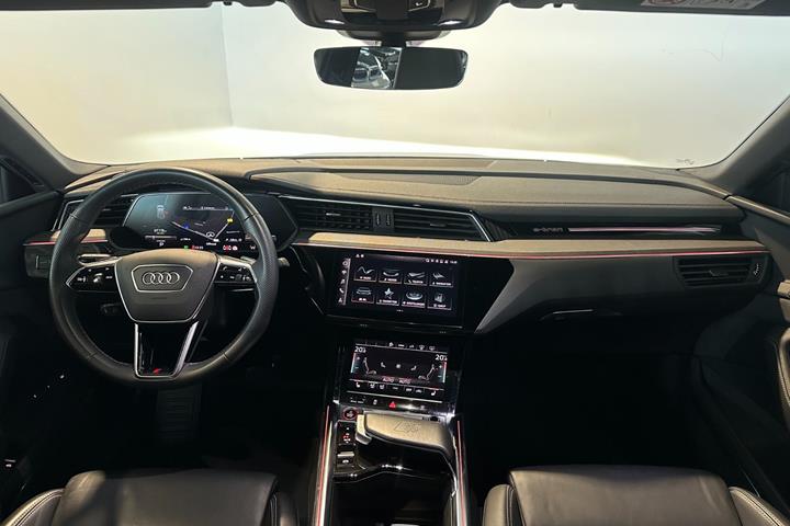 Blå Audi e-tron S fra 2022