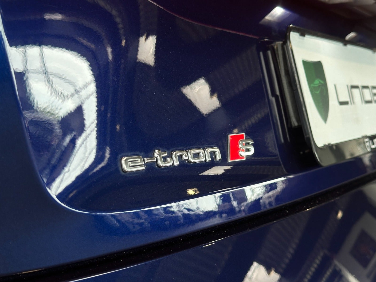 Blå Audi e-tron S fra 2022