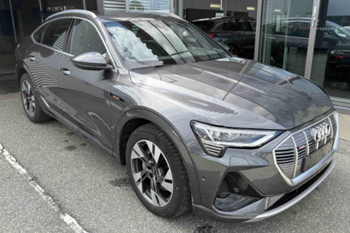 Grå Audi e-tron fra 2023