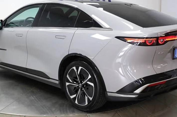 Grå Mazda 6e fra 2025