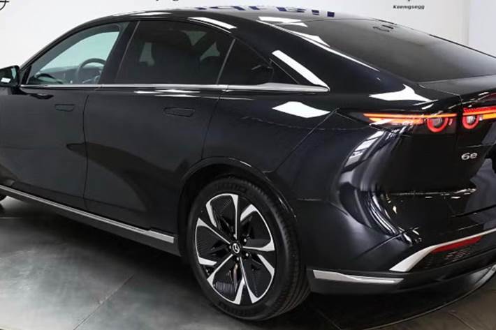 Sort Mazda 6e fra 2025