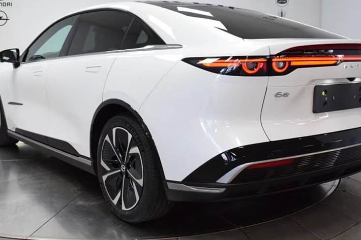Hvid Mazda 6e fra 2026