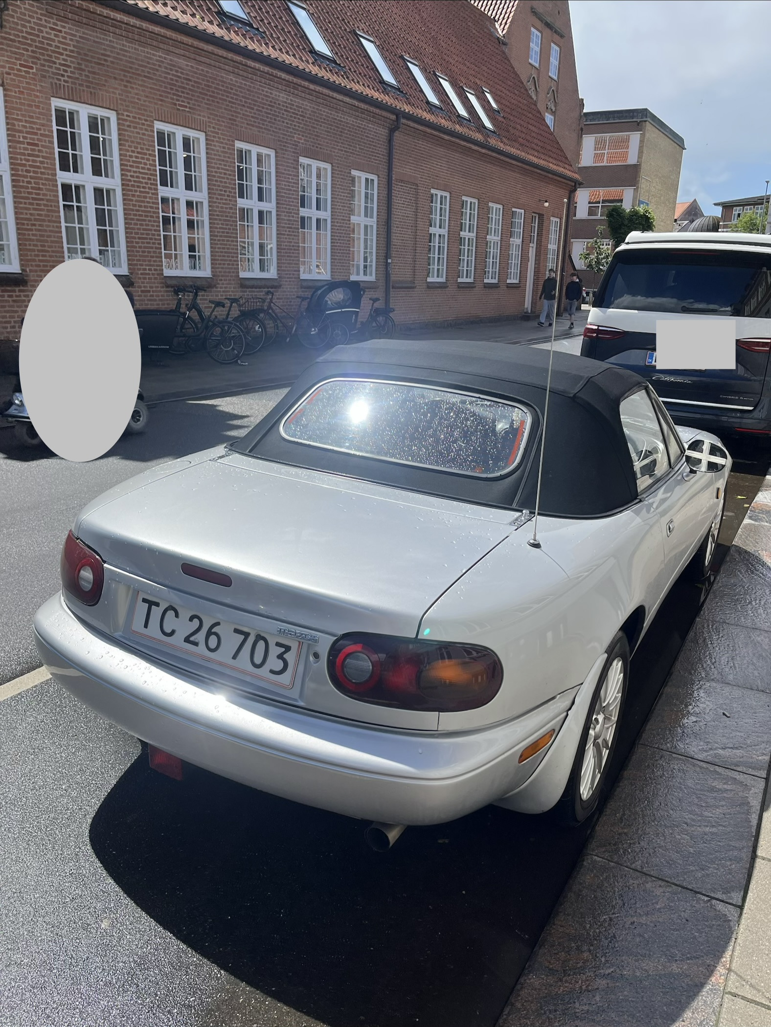 Sølv Mazda MX-5 fra 1997