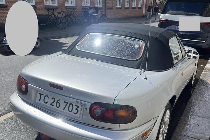 Sølv Mazda MX-5 fra 1997