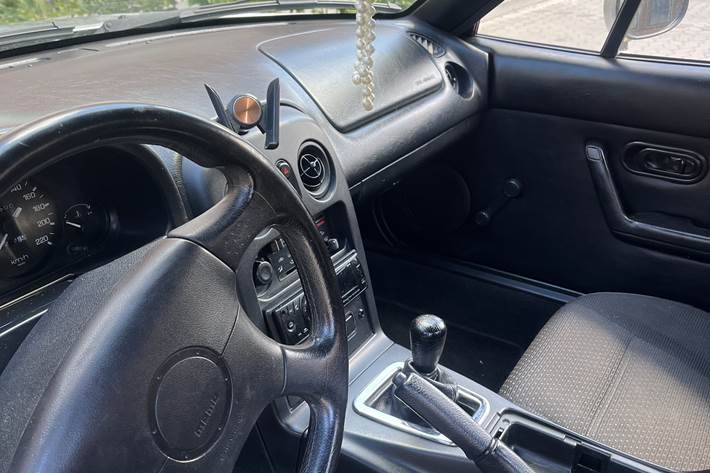 Sølv Mazda MX-5 fra 1997