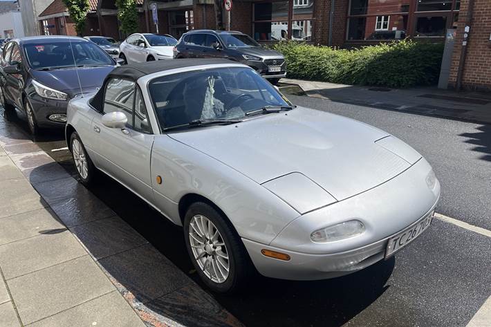 Sølv Mazda MX-5 fra 1997