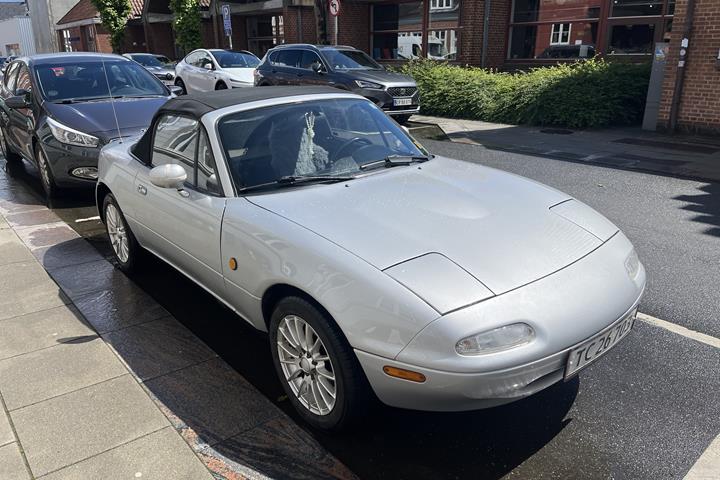 Sølv Mazda MX-5 fra 1997