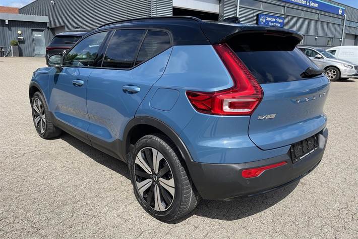Blå Volvo EX40 fra 2025