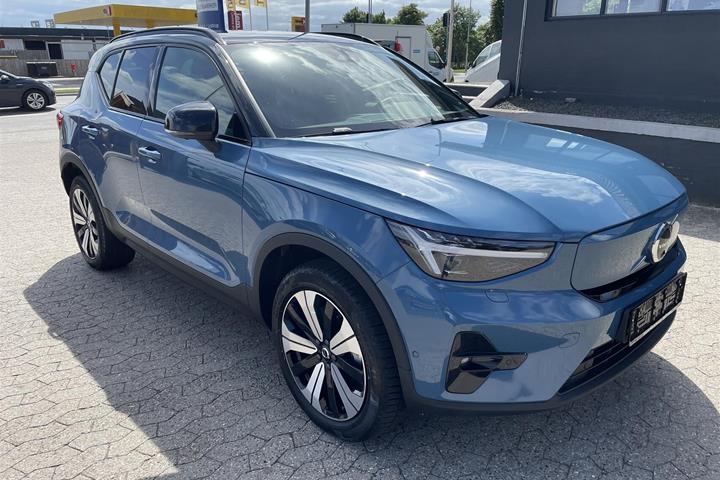 Blå Volvo EX40 fra 2025