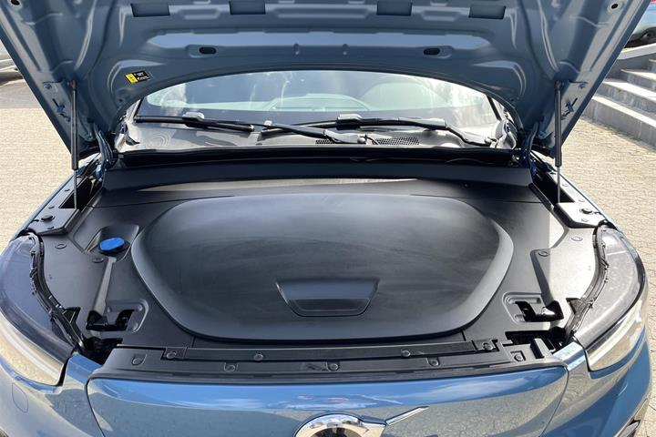 Blå Volvo EX40 fra 2025