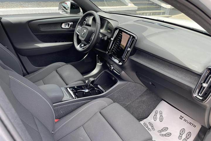 Hvid Volvo XC40 fra 2023