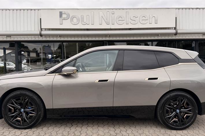 Grå BMW iX fra 2023