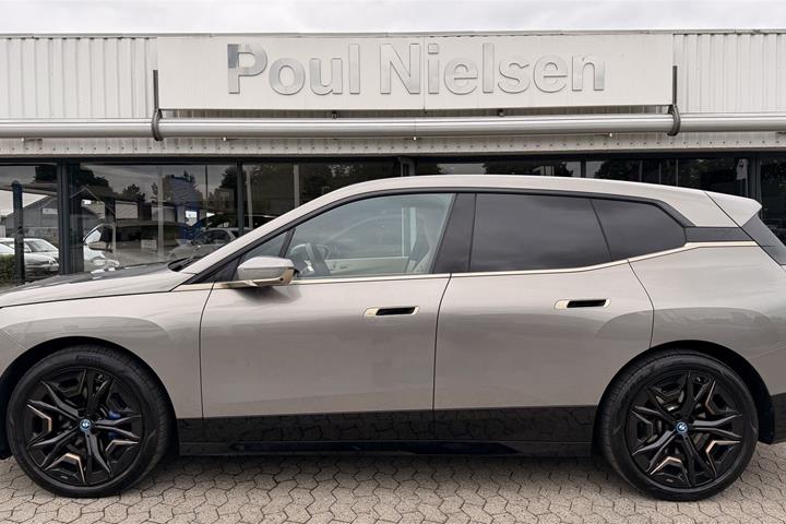 Grå BMW iX fra 2023