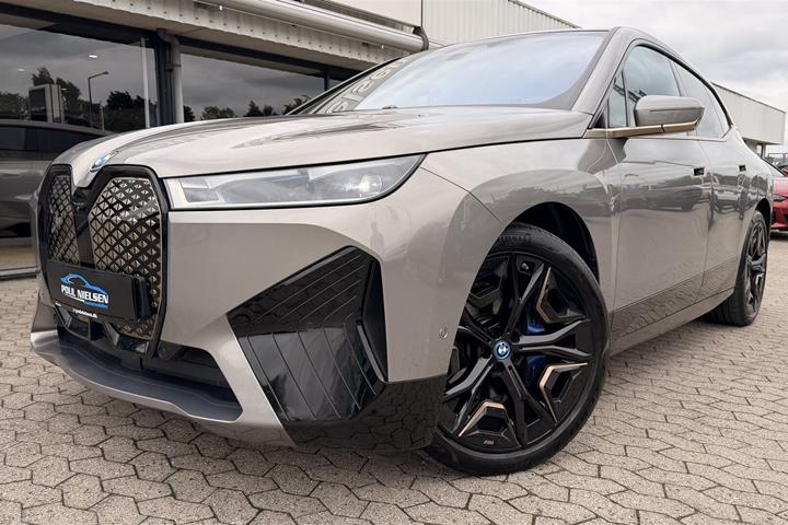 Grå BMW iX fra 2023 set udefra