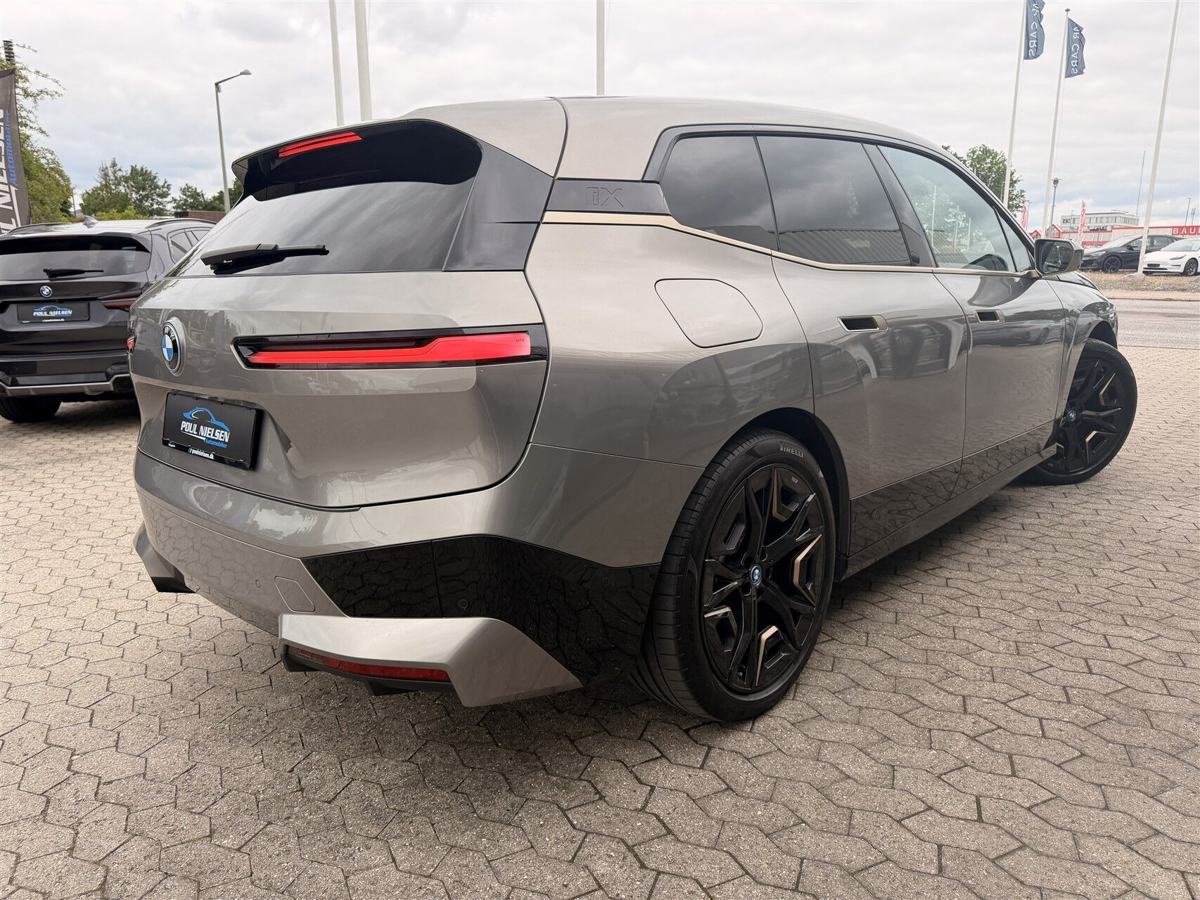 Grå BMW iX fra 2023