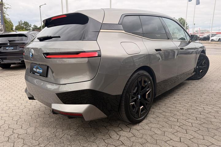Grå BMW iX fra 2023