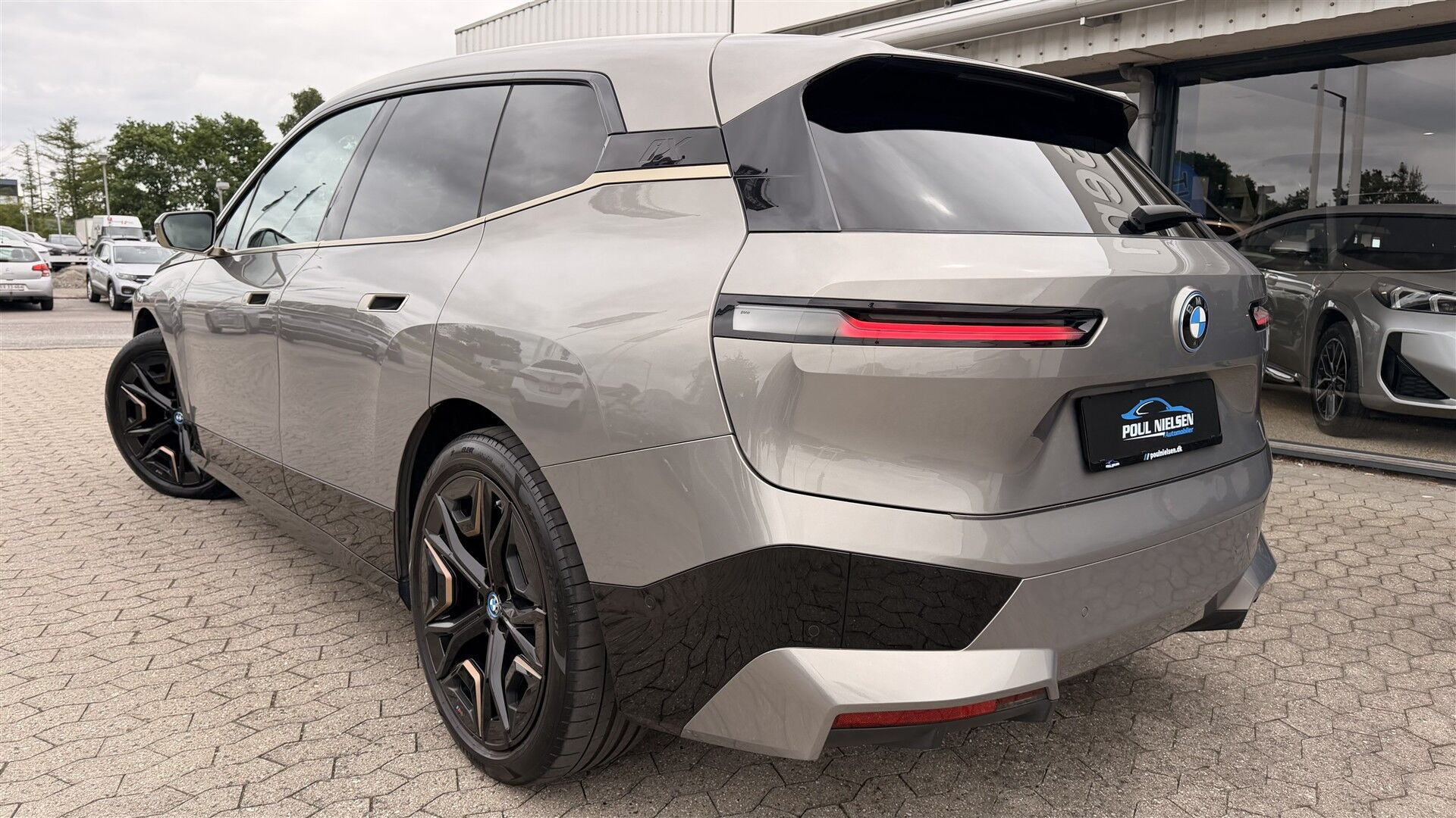 Grå BMW iX fra 2023