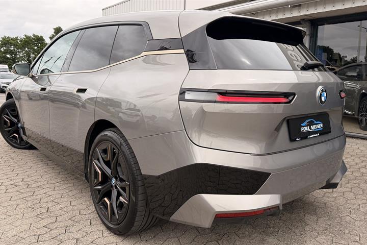 Grå BMW iX fra 2023