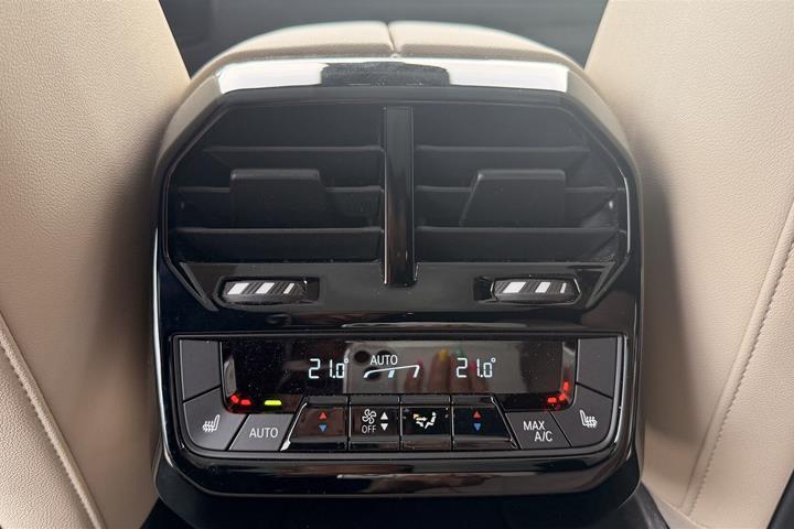 Grå BMW iX fra 2023