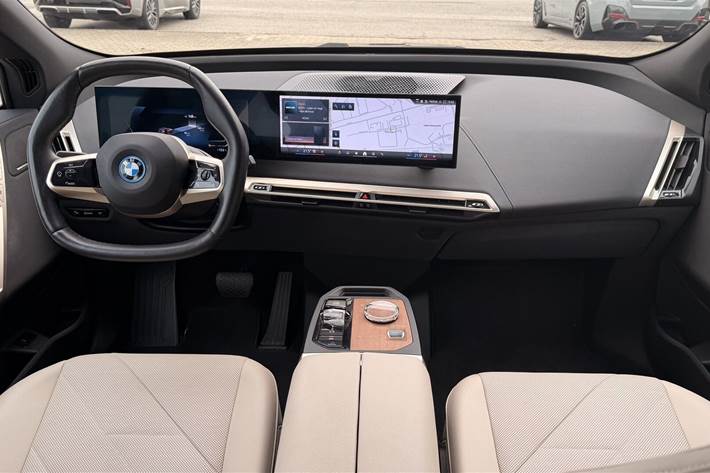 Grå BMW iX fra 2023