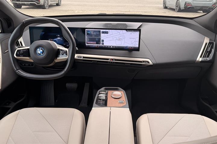 Grå BMW iX fra 2023