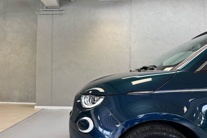 Blå Fiat 500e fra 2023