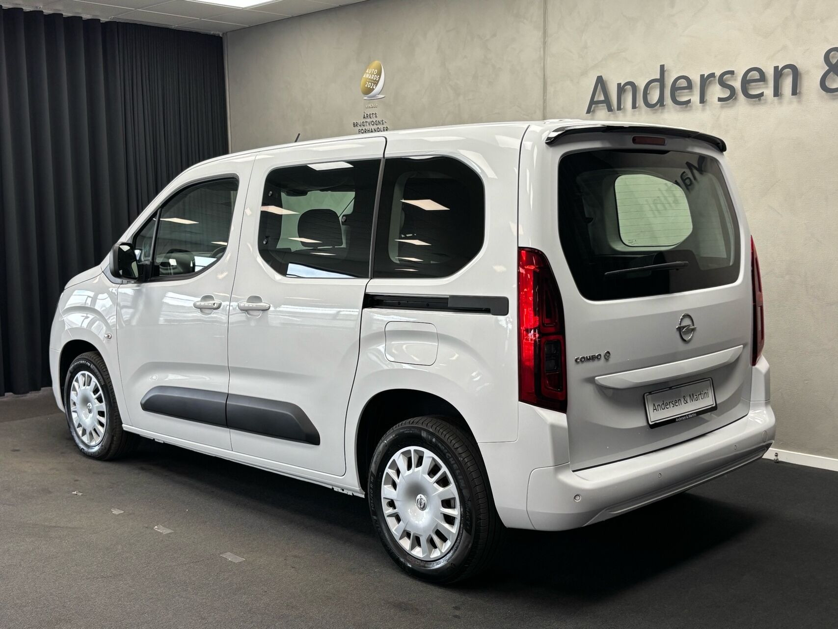 Hvid Opel Combo-e Life fra 2025