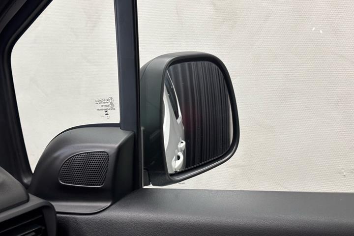 Hvid Opel Combo-e Life fra 2025