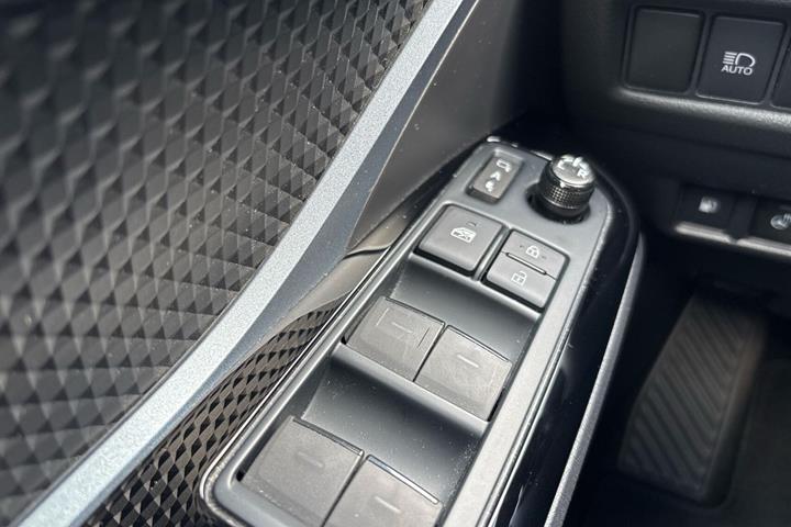Hvid Toyota C-HR fra 2021