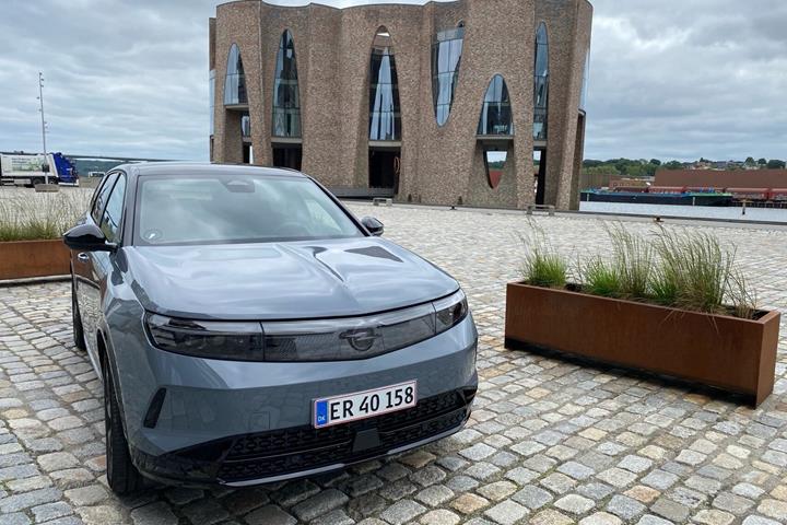 Grå Opel Grandland fra 2026