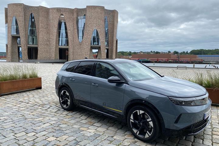 Grå Opel Grandland fra 2026