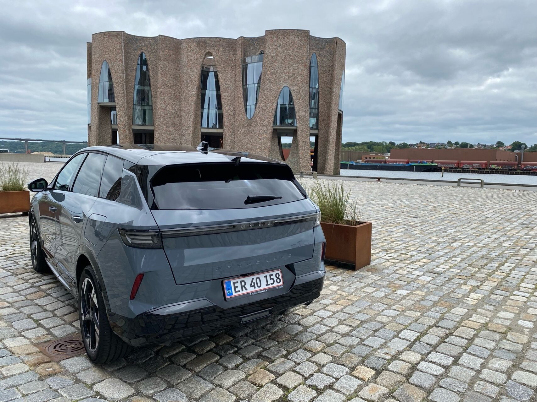 Grå Opel Grandland fra 2026