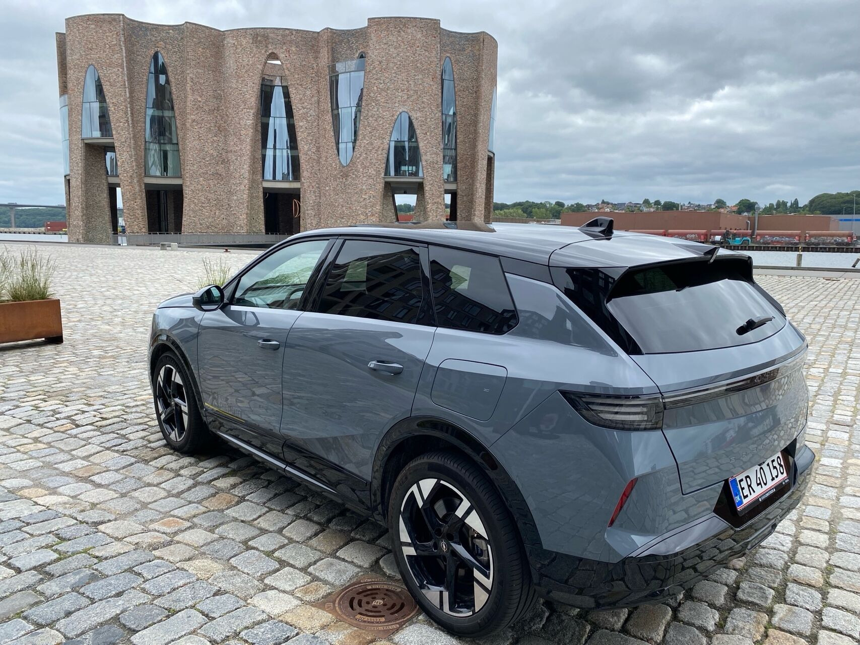 Grå Opel Grandland fra 2026