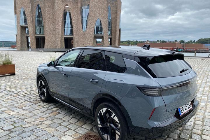 Grå Opel Grandland fra 2026