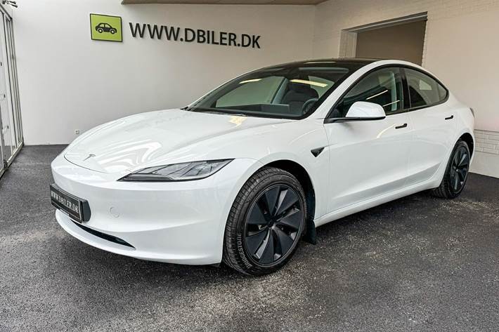 Hvid Tesla Model 3 fra 2024