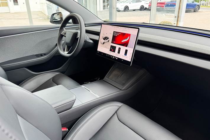 Hvid Tesla Model 3 fra 2024