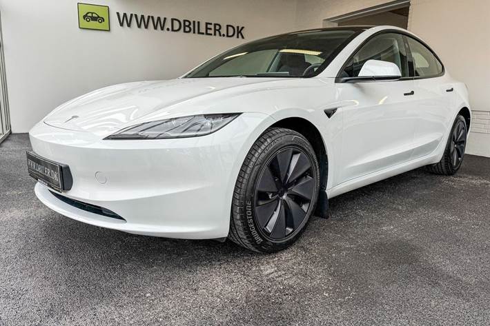Hvid Tesla Model 3 fra 2024