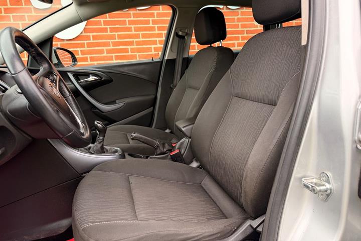 Sølv Opel Astra fra 2015