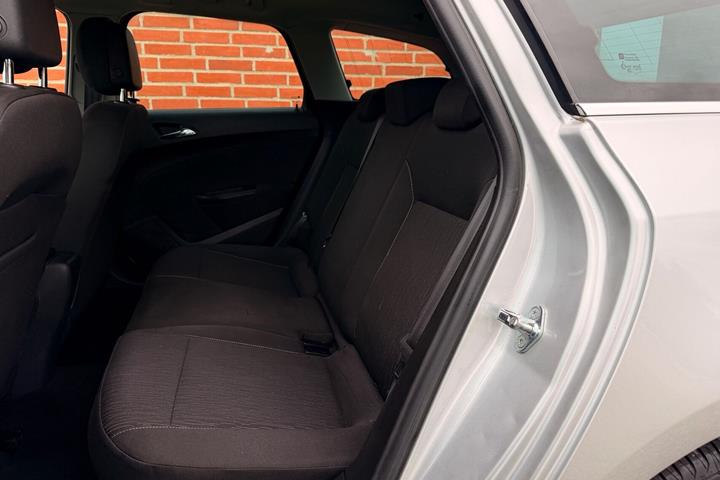 Sølv Opel Astra fra 2015