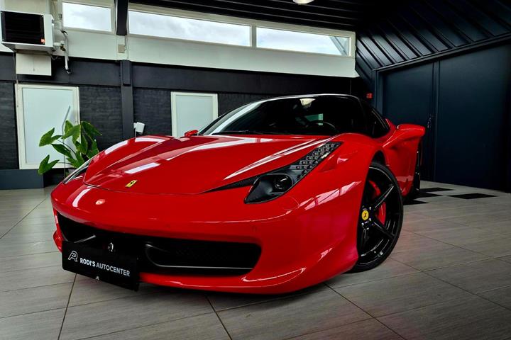 Rød Ferrari 458 fra 2011 set udefra