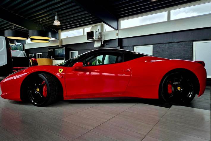 Rød Ferrari 458 fra 2011