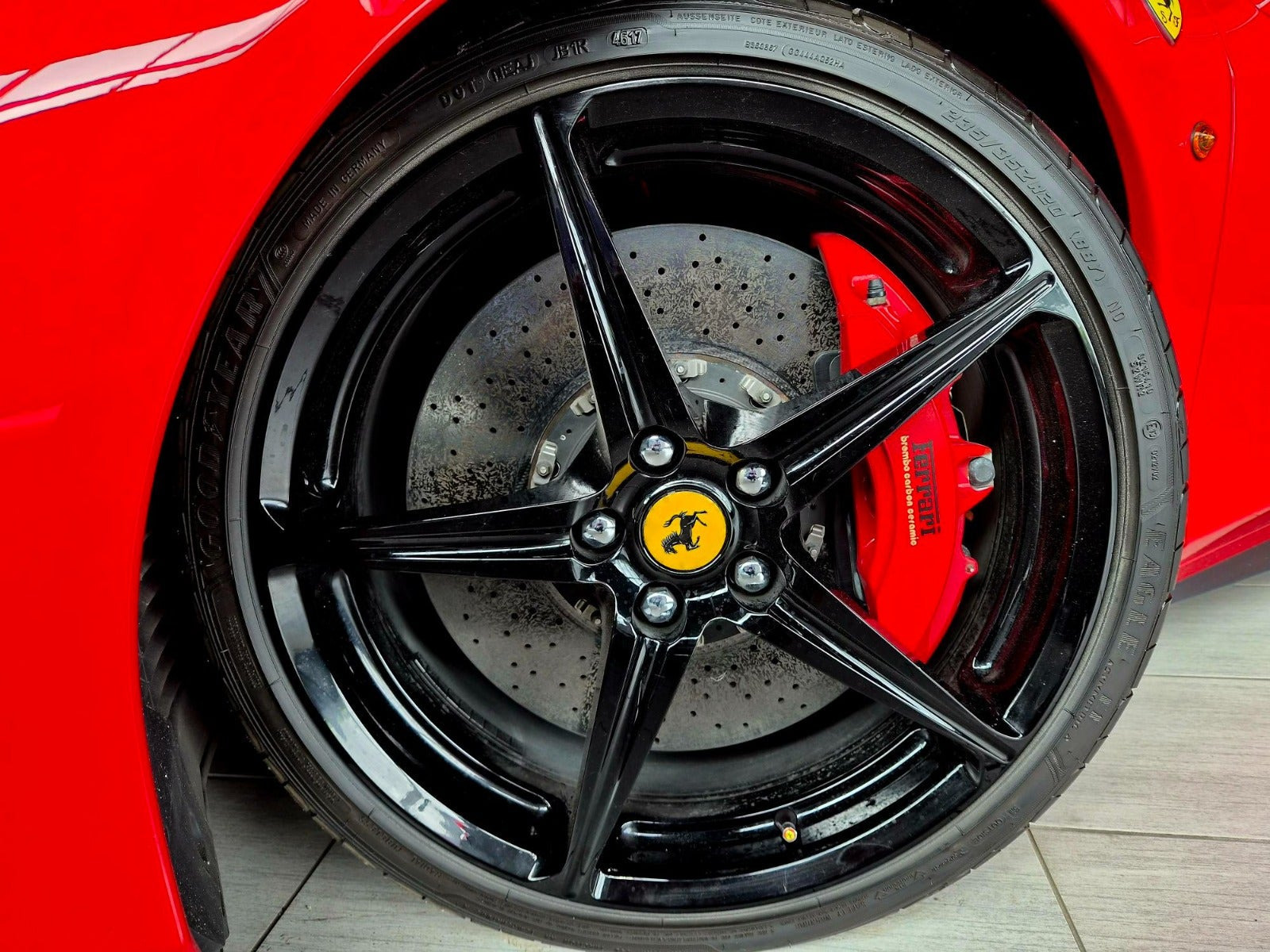 Rød Ferrari 458 fra 2011