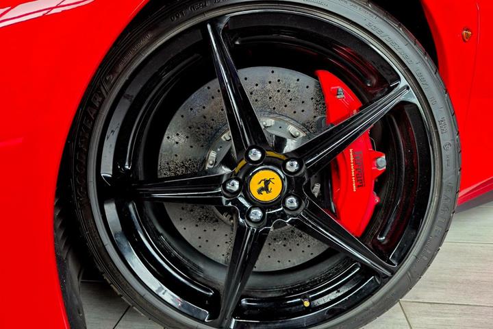 Rød Ferrari 458 fra 2011