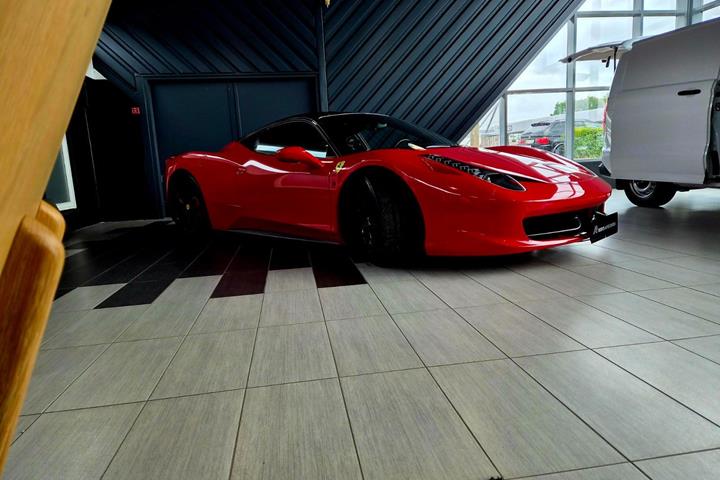 Rød Ferrari 458 fra 2011