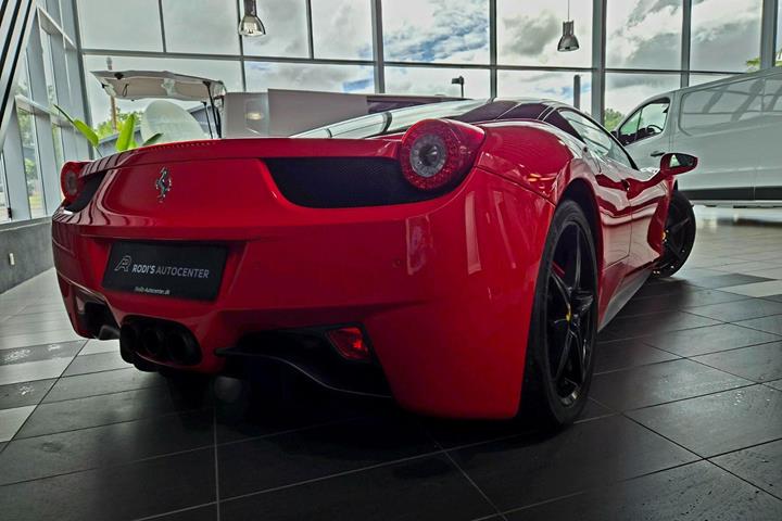 Rød Ferrari 458 fra 2011