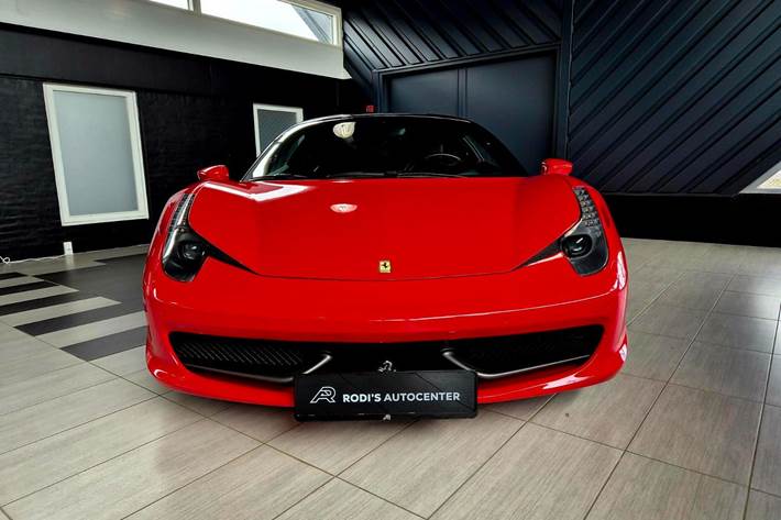 Rød Ferrari 458 fra 2011