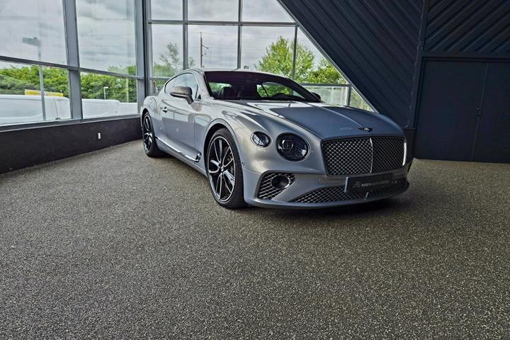 Sølv Bentley Continental GT fra 2018