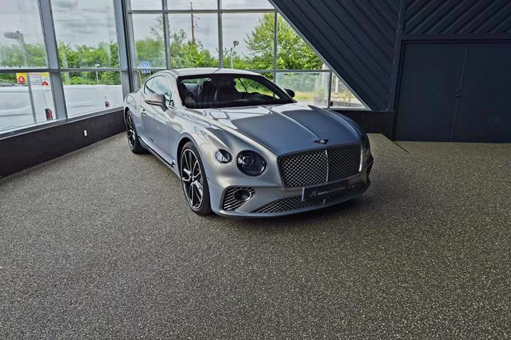 Sølv Bentley Continental GT fra 2018